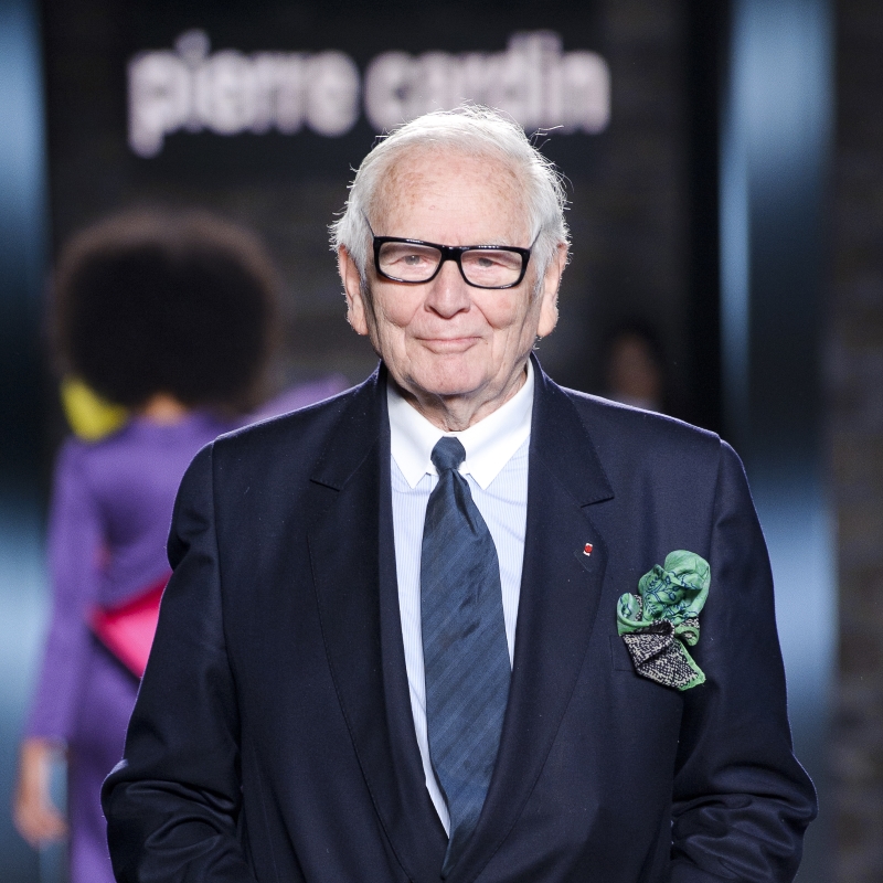 Pierre Cardin projektant mody i perfumiarz.